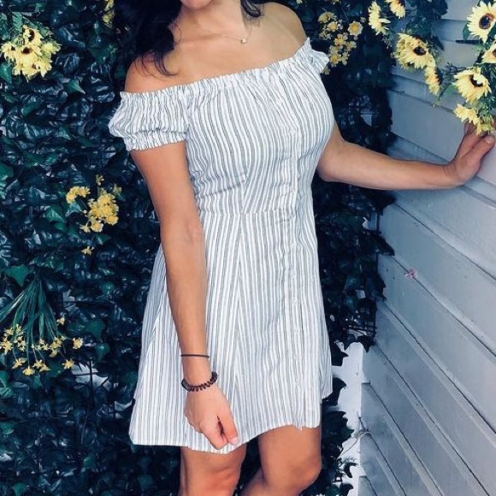 NWOT Off The Shoulder Dress with pockets